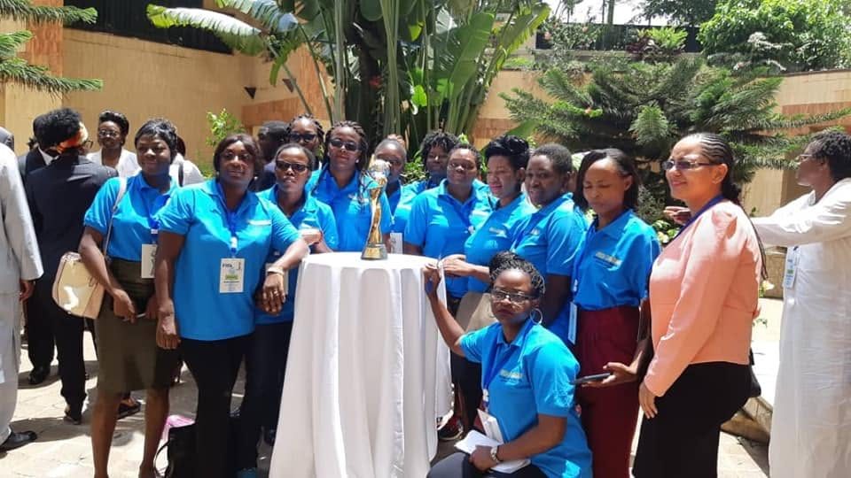 Membres d’UFRESA en polo bleu posant autour d’un trophée posé sur une table