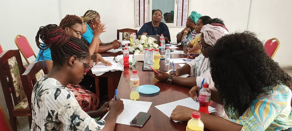 Des femmes journalistes réunies autour d’une table, prenant des notes pendant une séance de travail