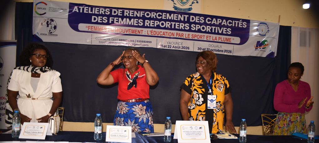 La table officielle sous la banderole des ateliers lors de la cérémonie d’ouverture
