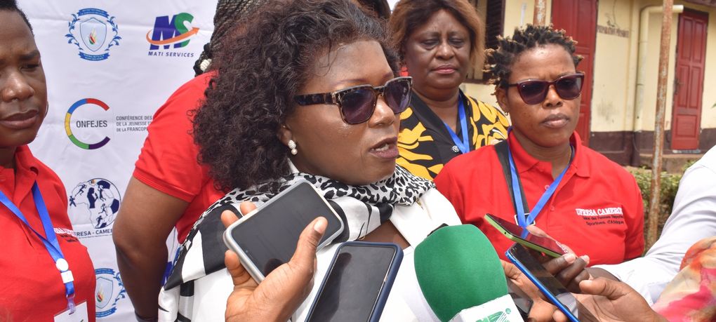 Point de presse en marge des ateliers, micros tendus vers les participantes